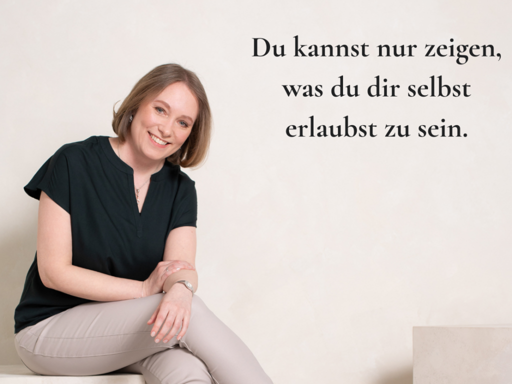 Carina sitzt lächelnd, den Kopf leicht geneigt, daneben das Zitat „Du kannst nur zeigen, was du dir selbst erlaubst zu sein.
