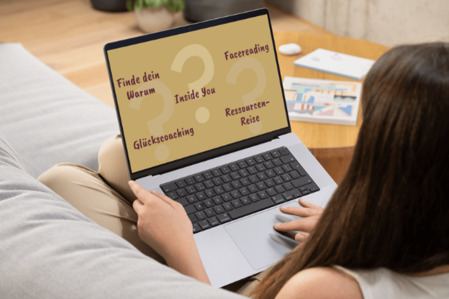 Laptop mit einer Übersicht der fünf 1:1 Coaching-Angebote als Entscheidungshilfe für das Coaching: Ressourcen-Reise, Glückscoaching, Finde dein Warum, Inside You und Facereading.