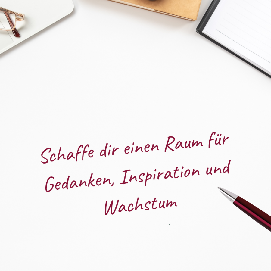 Heller Schreibtisch mit Laptop, Brille, offenem Notizbuch, Kugelschreiber und Eukalyptuszweig, dazu der handgeschriebene Satz „Schaffe dir einen Raum für Gedanken, Inspiration und Wachstum“