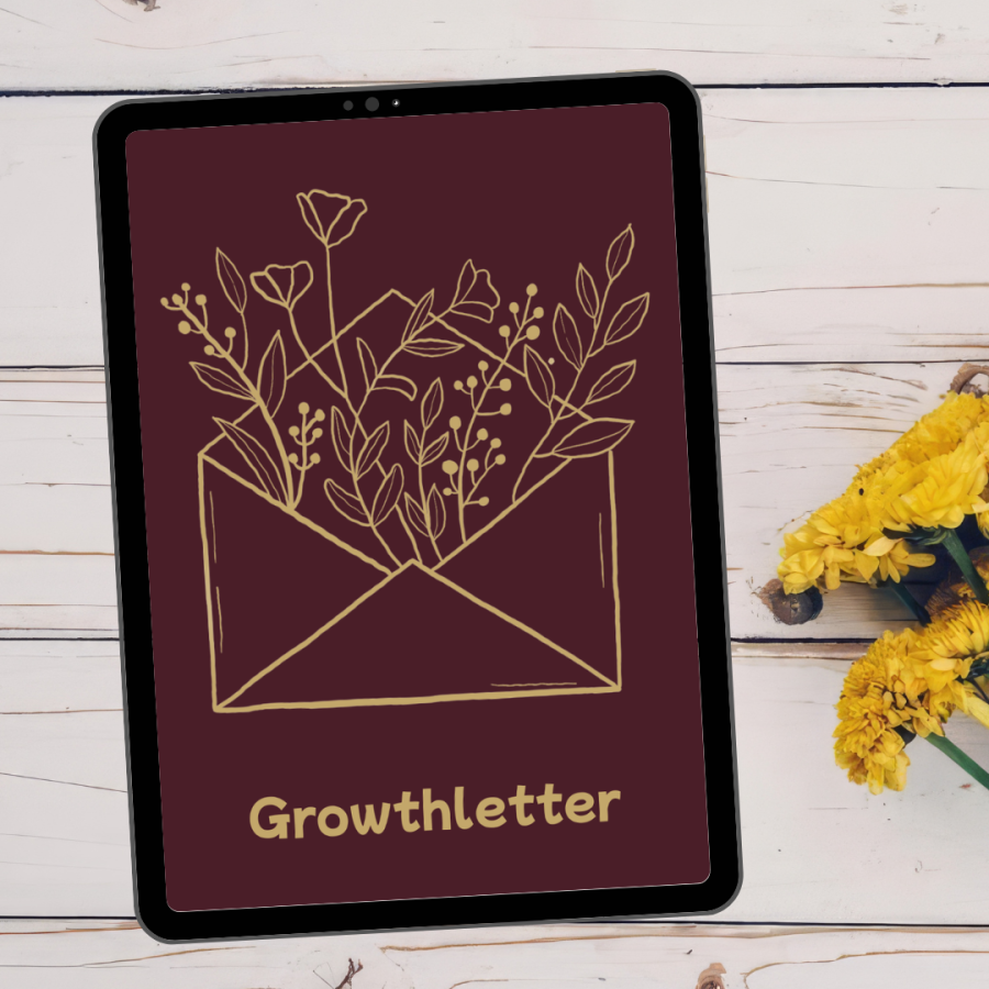 Tablet mit goldener Briefumschlag-Illustration, aus dem Blumen wachsen, und dem Schriftzug „Growthletter“, daneben gelbe Blumen auf einem weißen Holztisch.