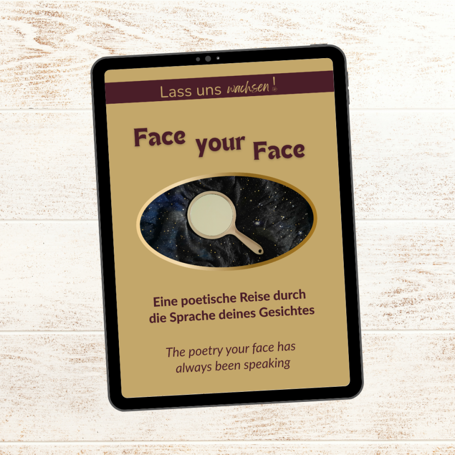Mockup des digitalen Workbooks „Face your Face“ auf einem Tablet auf einem Holzuntergrund