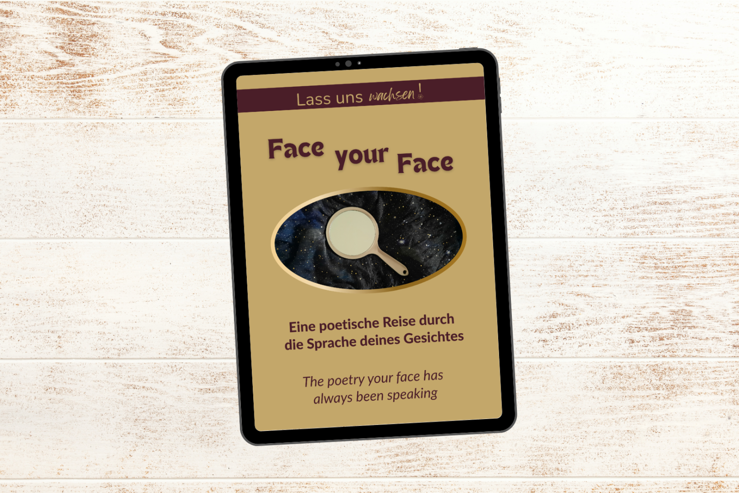 Mockup des digitalen Workbooks „Face your Face“ auf einem Tablet auf einem Holzuntergrund