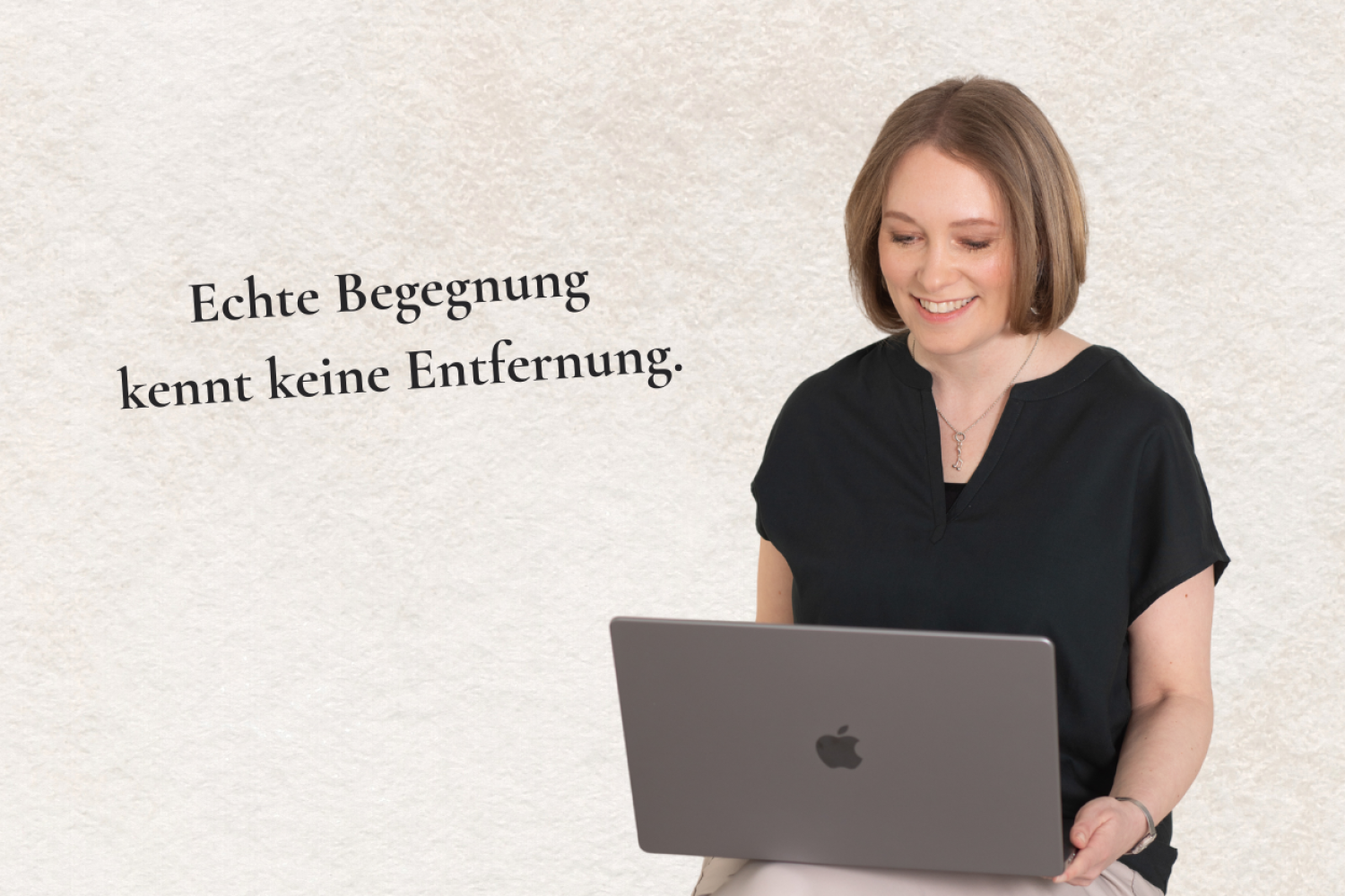 Carina im Online-Coaching am Laptop. Im Bild steht: „Echte Begegnung kennt keine Entfernung.“
