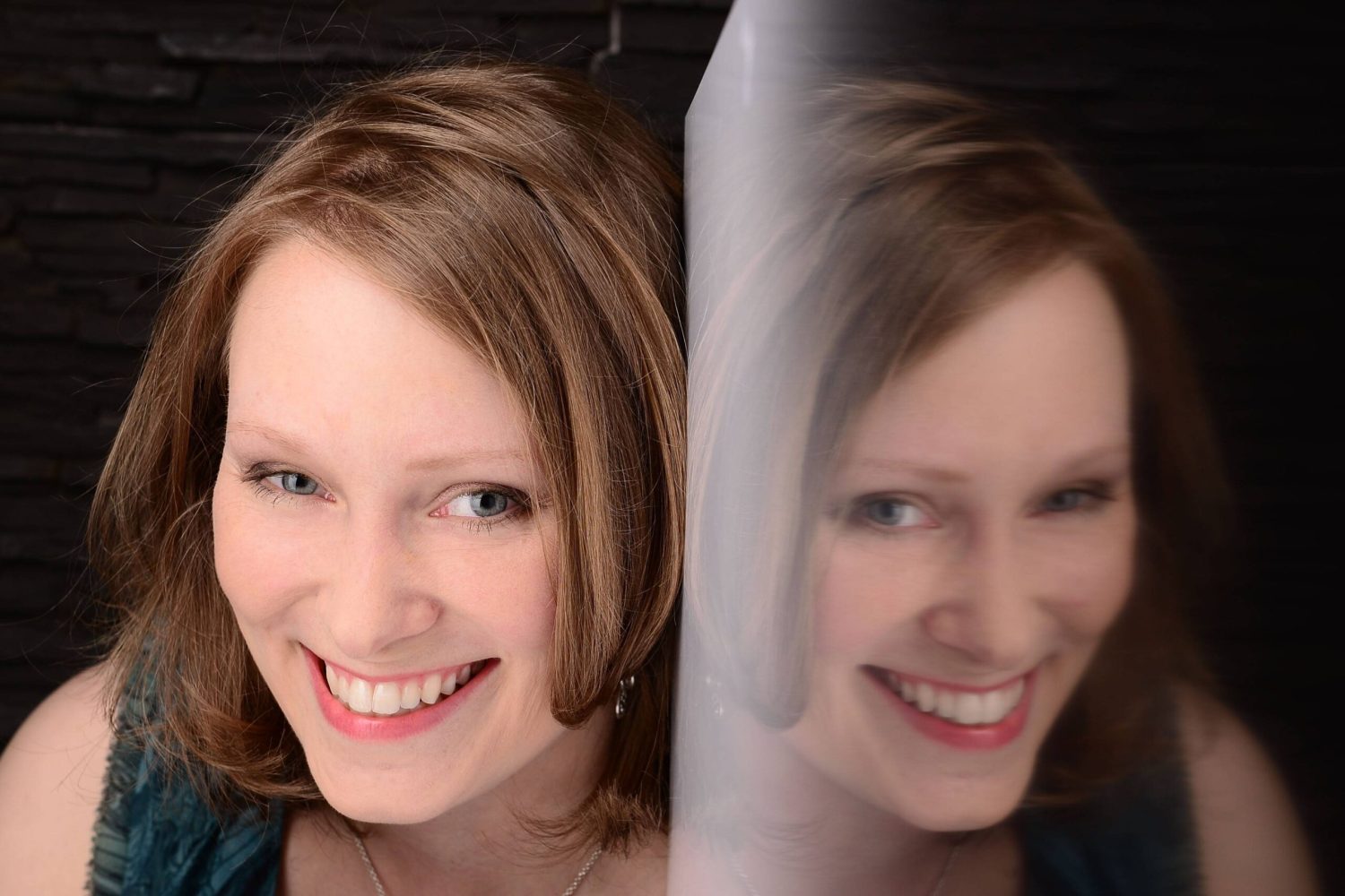 Carina betrachtet ihr Spiegelbild als Symbol für Selbsterkenntnis und Facereading.