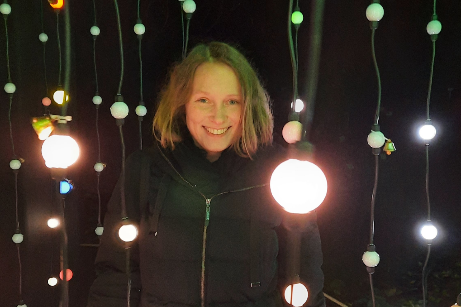 Carina zwischen leuchtenden Lichtkugeln als Symbol für die Dinge, die ihr Kraft, Freude und inneres Leuchten schenken.